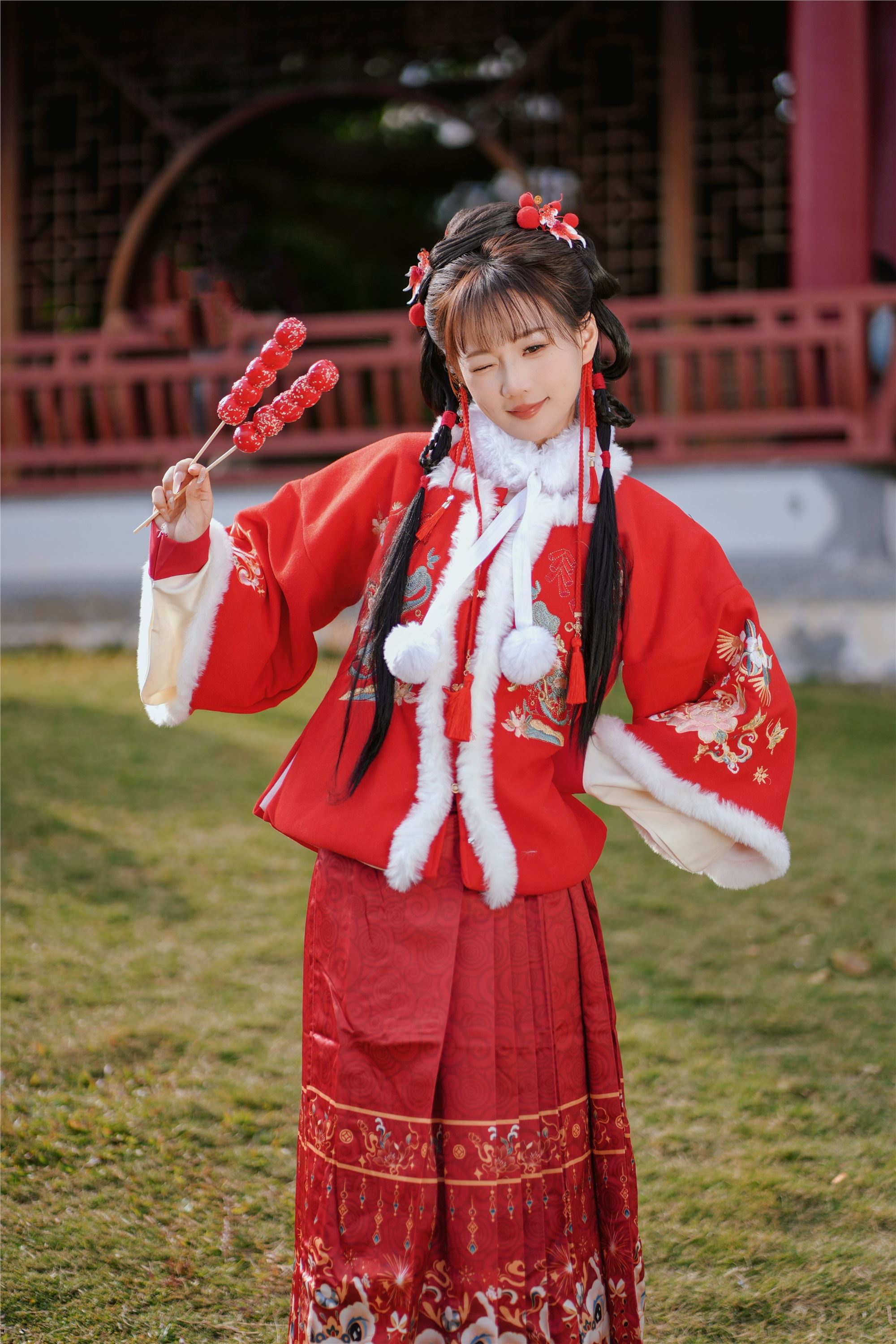 YITUYU艺图语 2025.01.31 红韵倩影 · 新年少女写真 甜心小鹿